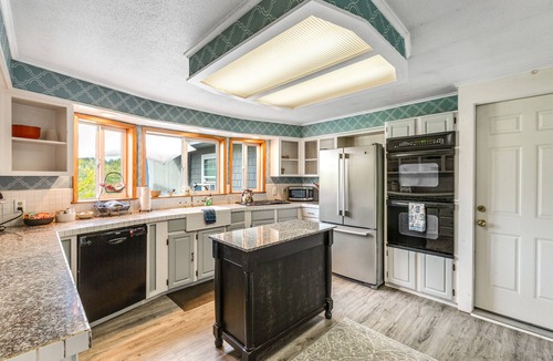 Deer Harbor Cabin | Charming & bright dog-friendly cabin with nature views, hot tub, and fireplace