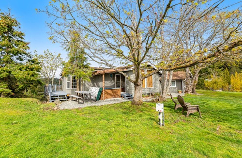 Deer Harbor Cabin | Charming & bright dog-friendly cabin with nature views, hot tub, and fireplace