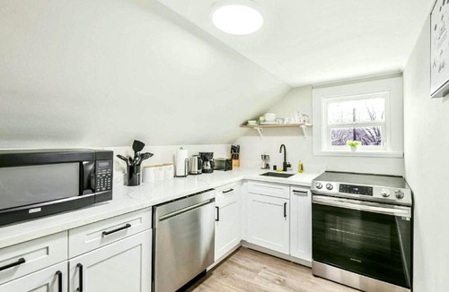 Renton Apartment | Charming & Bright Gem Prime Location Street Parking with AC