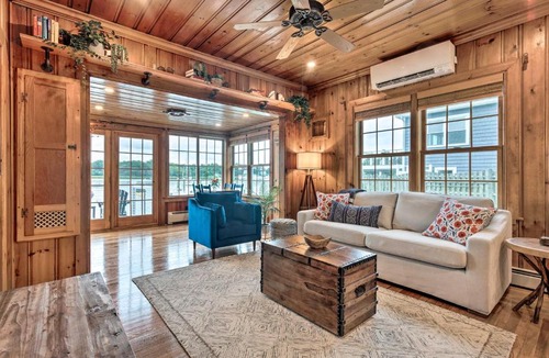 Bristol House | Charming Bristol Cottage w/Private Beach!