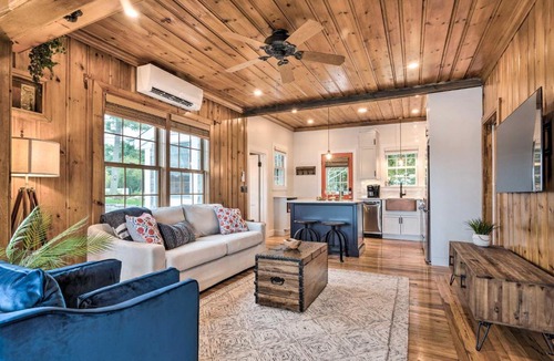 Bristol House | Charming Bristol Cottage w/Private Beach!