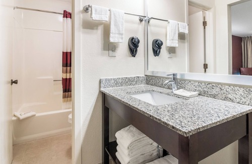 Dandridge Hotel | Charming Budget Room – Close to Dollywood & Local Activities