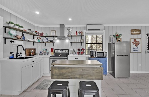 Bulverde House | Charming Bulverde Farmhouse | Near San Antonio, Patio, BBQ, Hill Views