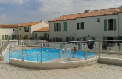 Saint-Martin-de-Re Apartment | Charming bungalow * with courtyard, swimming pool, WIFI