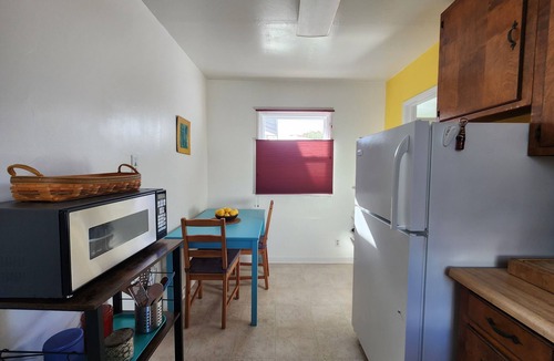 Broadmoor District House | Charming bungalow in San Leandro w/WiFi, near BART, downtown, hospitals & more!