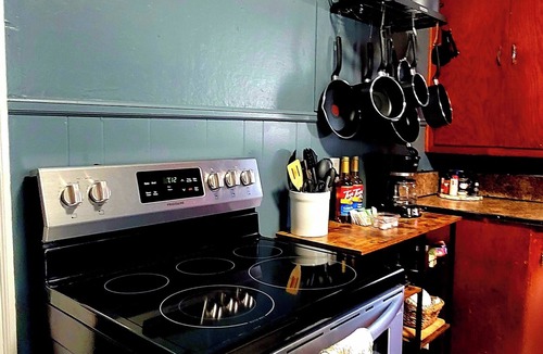 Bristol House | Charming Bungalow on a Budget - Dog & Family Friendly, Outdoor Area, Laundry
