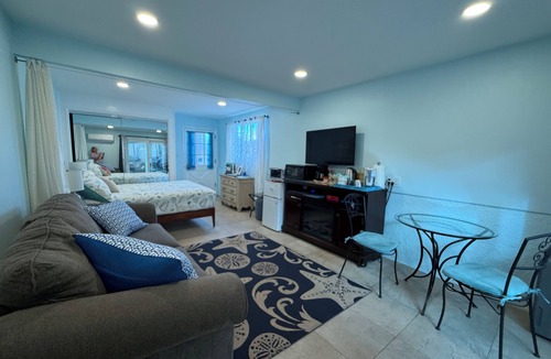 West Newport Apartment | Charming bungalow in Npt Bch , Dog Friendly, walk to eateries AIR CONDITIONER