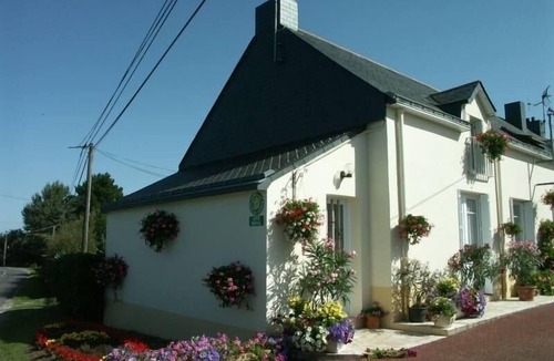 Saint-Andre-des-Eaux Cottage | "Charming Cottage 6km from Beach, Near La Baule & Brière Park - Enclosed Garden, Free WiFi"