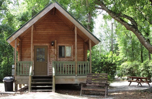 Mayo Cabin | Charming cabin 25 with 1 bedroom and Wi-Fi, fitness room, Pool in fabulous Mayo