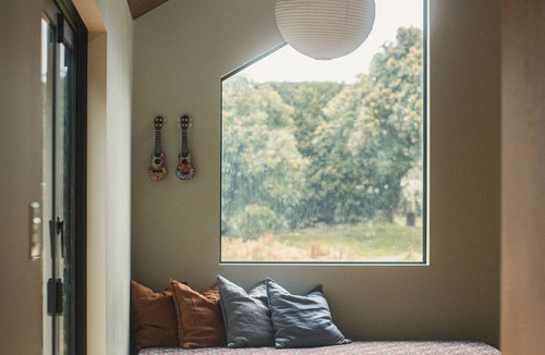 Athenree Cabin | Charming cabin amongst the Avocado trees. 1km from the white sands of Waihi.
