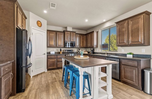 Williams House | Charming Cabin Close to Grand Canyon South Rim, Family Friendly, Telescope, Fun!