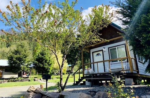 Idleyld Park Cabin | Charming Cabin for an Off-Grid Getaway in Umpqua National Forest, Oregon