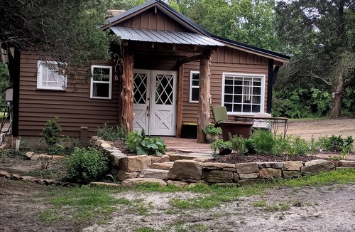 Henderson Cabin | Charming cabin get away w/walk-in shower, kitchenette, AC/heat, WiFi