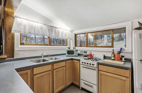 Hastings Cottage | Charming cabin in Afton perched high on bluff, river views! Swim, hike, explore!