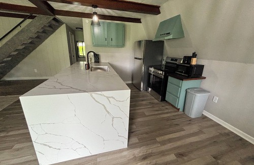 Gypsum Cabin | Charming Cabin in Crystal RocknSleeps 10 w/hot tub and terrace balcony!