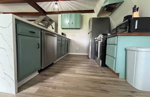 Gypsum Cabin | Charming Cabin in Crystal RocknSleeps 10 w/hot tub and terrace balcony!