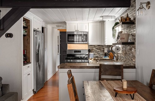 Wrightwood Cabin | Charming Cabin | Kid & Pet Friendly, Wood Burning Fireplace