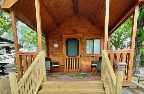 Jonesville House | Charming Cabin near Ark Encounter with Loft