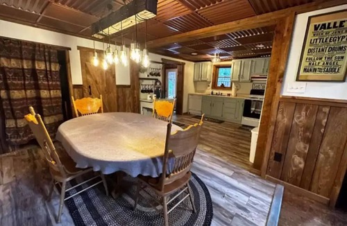 Normalville Cabin | Charming Cabin near 7Springs/Ohiopyle/Fallingwater w/lots of room to spread out