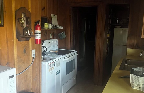 Hunt Cabin | Charming Cabin Overlooking the Guadalupe River - Just steps to the river