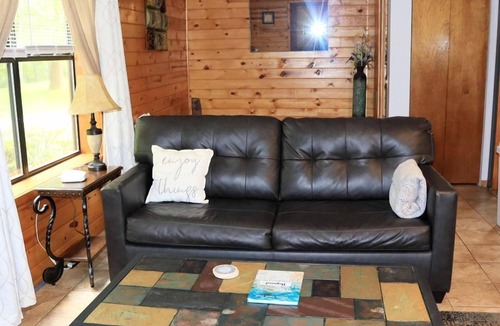 Eureka Springs Cabin | Charming Cabin Rental Perfect for Couples in Carroll County, Arkansas