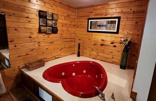 Eureka Springs Cabin | Charming Cabin Rental Perfect for Couples in Carroll County, Arkansas