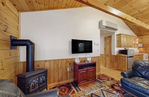 Northport Cabin | Charming cabin retreat with fireplace, kitchen, nearby hiking - dog-friendly