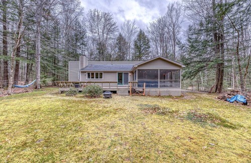 North Woodstock Cabin | Charming Cabin with Games Room in North Woodstock, New Hampshire, Ideal for Relaxing Getaways in Nature