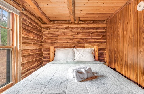 Wisconsin Dells Cabin | Charming cabin with game room, fireplace, hammock, & kitchenette