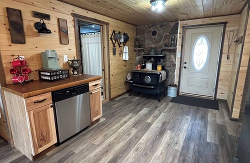Carlisle Cabin | Charming Cabin - Wake up to the Epic Views, Stay for the Convenience