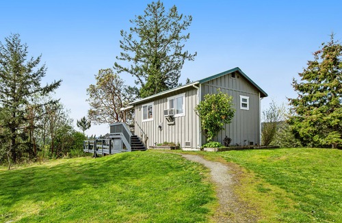 Deer Harbor Cabin | Charming cabin with private hot tub & ocean view- near everything in Deer Harbor