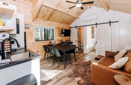 Campton Cabin | Charming Cabin with Private Hot Tub Near Red River Gorge in Campton, Kentucky