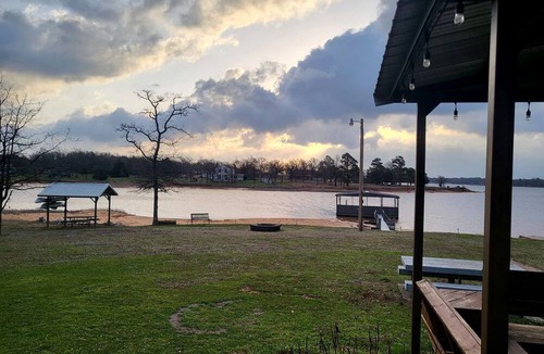 Shawnee House | Charming Cabin with Private Dock on Lake for Lovely Family Glamping Near Oklahoma City