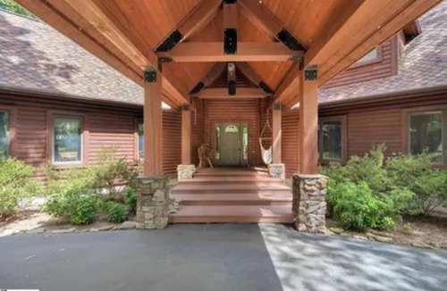 Highland Cabin | Charming cabin with WiFi, AC in the mountains.