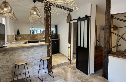 Barbentane Apartment | Charming cafoutchi at the foot of Montagnette