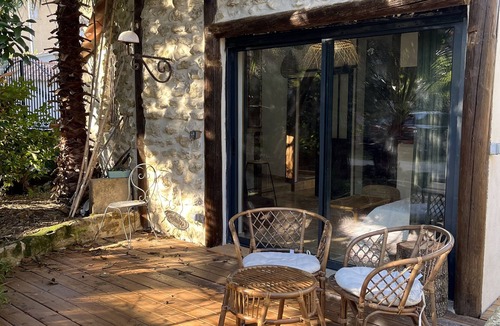 Barbentane Apartment | Charming cafoutchi at the foot of Montagnette