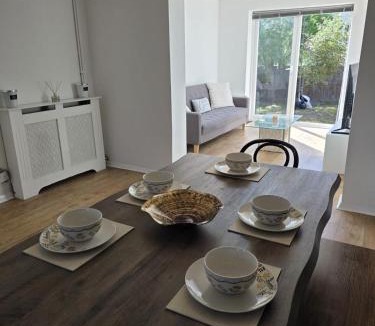 Canterbury House | Charming Canterbury Central 3 Bedroom House - Garden views