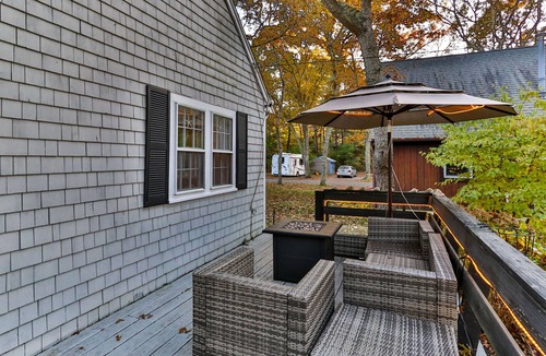East Falmouth House | Charming Cape Cod get away on Great Pond with porch!