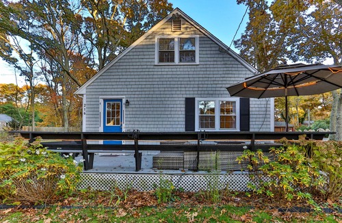 East Falmouth House | Charming Cape Cod get away on Great Pond with porch!