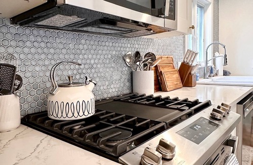 South Yarmouth House | Charming Cape Cod Getaway- EV Charger, Mini Golf, Walk to The Beach, Pets Okay!