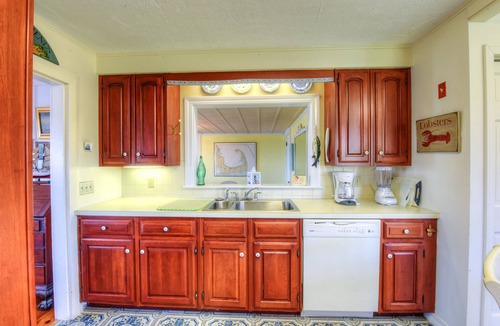 East Sandwich House | Charming Cape Cottage—Ocean Views & Private Beach