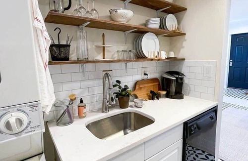 Stanton Park Apartment | Charming Capitol Hill 1BR | Walk to Capitol+Patio