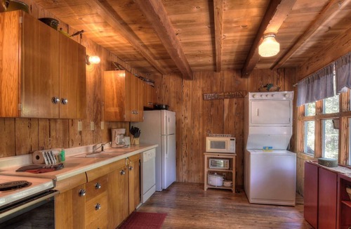 McKinney Estates House | Charming Cascade Chalet | Hot tub