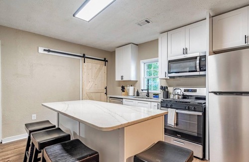 Clarkdale House | Charming Cedar Hollow - Work Desk & WiFi Ready!
