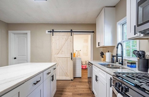 Clarkdale House | Charming Cedar Hollow - Work Desk & WiFi Ready!