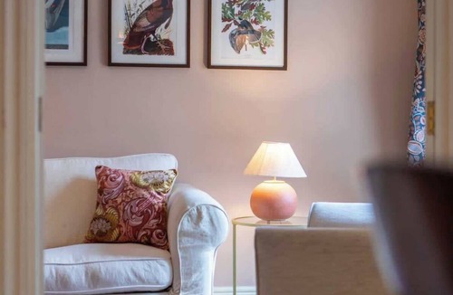 Bradford-on-Avon Apartment | Charming Central Maisonette near Bath & Cotswolds