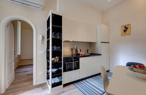 Le Cure Apartment | Charming Central Apartment for Mid & Long-Term Rentals Near Piazza della Libertà
