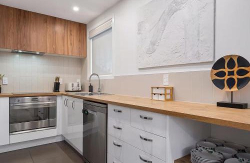 Linwood House | Charming Central Stay Near New Stadium - Cosy Comfort and Free Parking