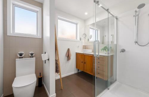 Linwood House | Charming Central Stay Near New Stadium - Cosy Comfort and Free Parking