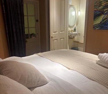 Winchester Apartment | Charming central Winchester room, self-contained